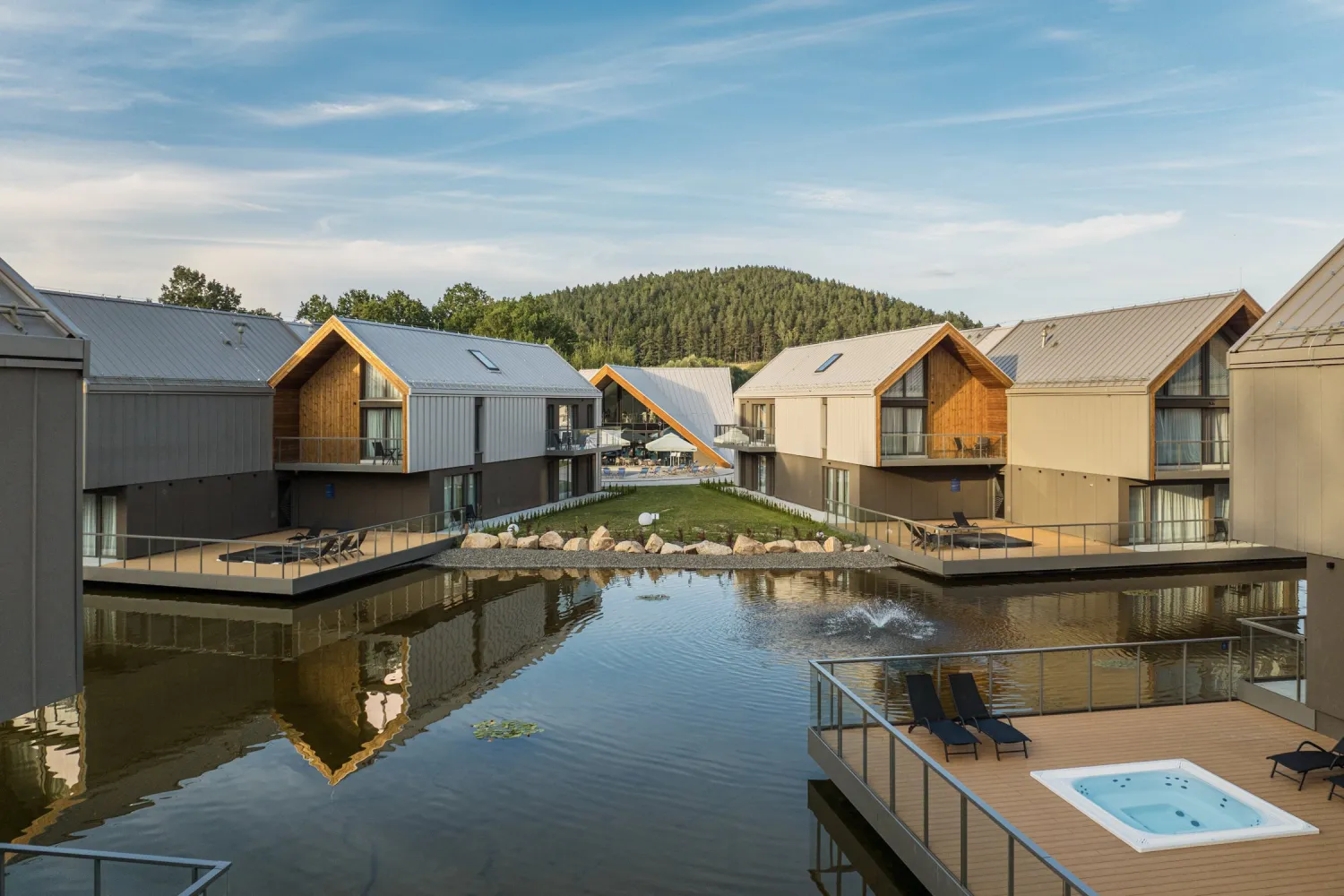 Odpočinek v Polsku nedaleko Krkonoš v Termy Karkonosze Resort & SPA – užijte si pobyt se snídaní nebo polopenzí a neomezeným vstupem do termálního wellness centra.