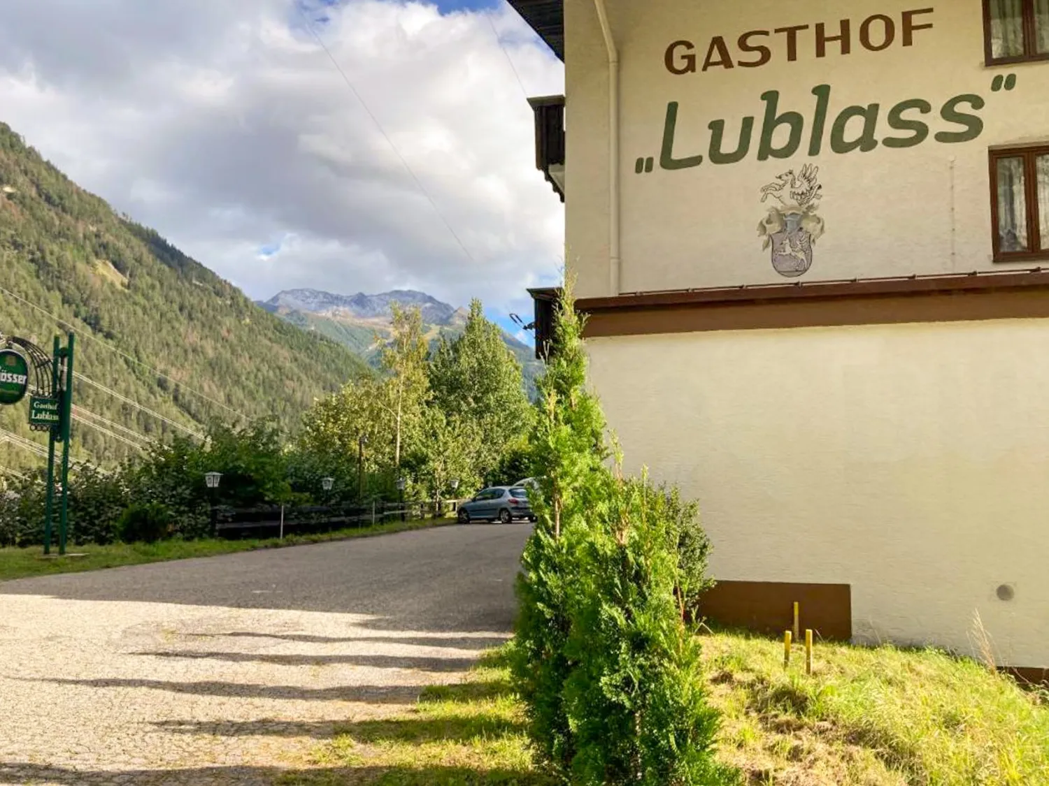 Dovolená v srdci Tyrolských Alp – užijte si pobyt v útulném Hotelu Gasthof Lublass s chutnou polopenzí, neomezeným vstupem do sauny a možností bezpečné úschovy kol